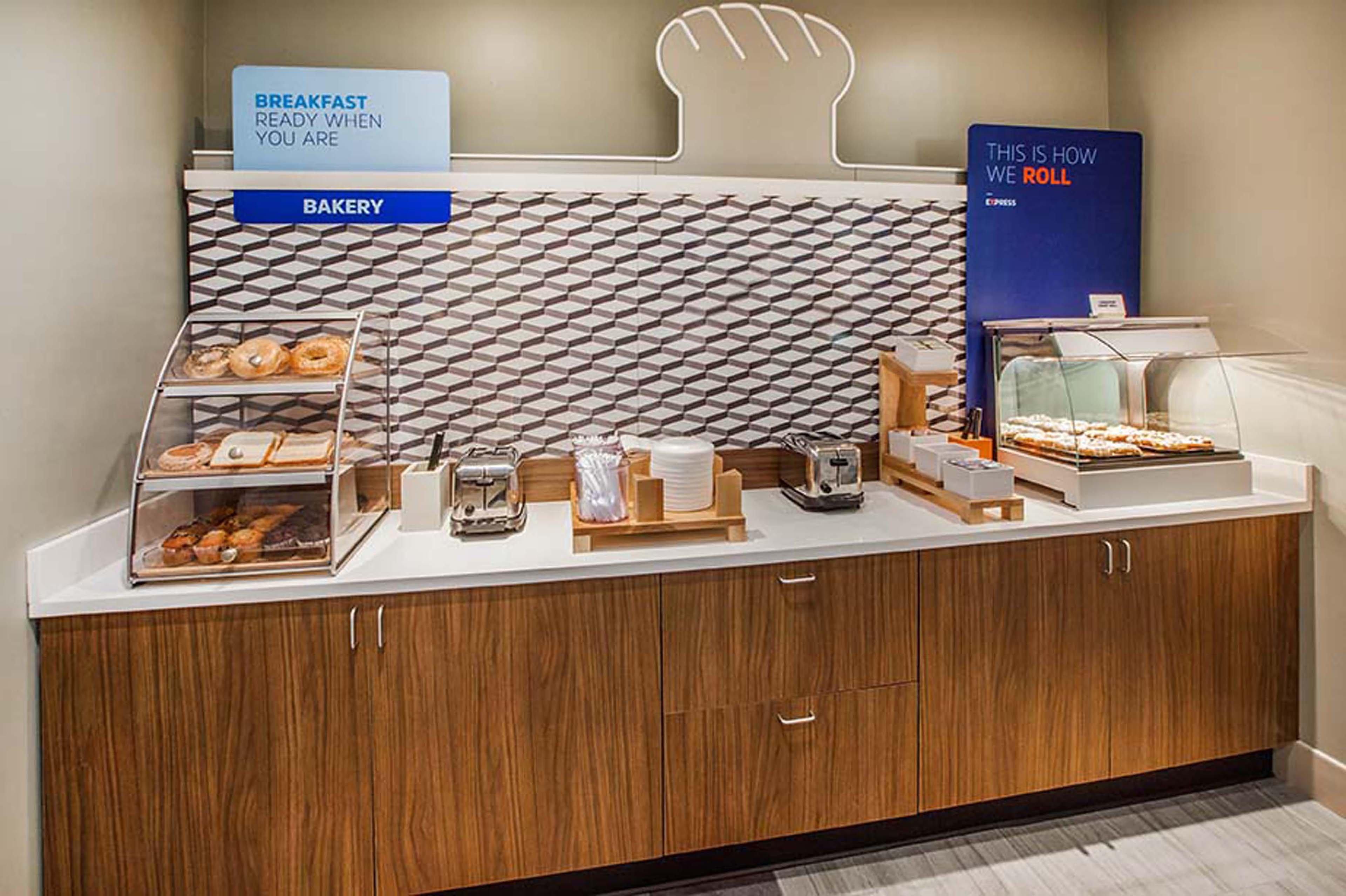 Express & - - Downtown By Ihg Hotel
